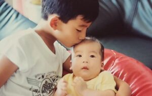 Park Ki-woong Instagram - #어린이날#childrensday

꼬맹이#박기웅 🤣😂😅
 마지막사진은 그때 당시 아팠던 내동생❤️
머리에 링거 꽂느라 특이했던?헤어스타일😅😥