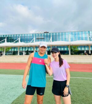 Park Si-eun Instagram - 오늘도 즐겁게~🏃‍♀️🏃🏽
뭘해도 즐겁게~😁💕
그냥 웃다보면 정말 웃을일들이 생길거에요~🥰

#평창#부부#러닝#훈련#데이트#여행
with나의러닝선생 @yeounjin2664 💕