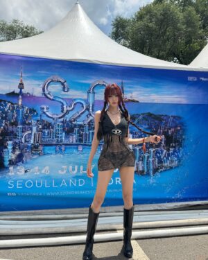 Park Soo-bin Instagram - 내 인생 처음으로 서게 된 메인스테이지 S2O 💧💦💧
아주 오랫동안 S2O를 위해 믹셋을 짰습니다🔥🔥
한곡 한곡 정성들여 편집하고 매쉬업하고 마스터링까지 해서 셋을 짰었는데요!
역시이이이이 사운드좋은 곳에서 틀어버리니 도파민 아드레날린 폭발해서 천국으로 날아가는 기분을 느꼈습니다 슝🔥🔥
너무너무너무 행복했던 S2O!!
올릴 영상과 비하인드 사진들이 많은데..차근히 올릴게요
(지금 몸살임^^)
울 침략이들 @s2okorea , 미친 사운드와 마지막까지 관객을 위한 정성이 물씬 느껴졌던 @bepctangent 다시 한번 감사합니다🙏