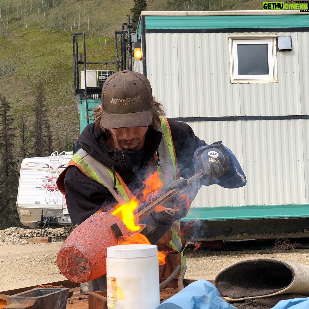 Parker Schnabel - 19.9K Likes - Fun afternoon pouring bars with @goldrushdoumitt