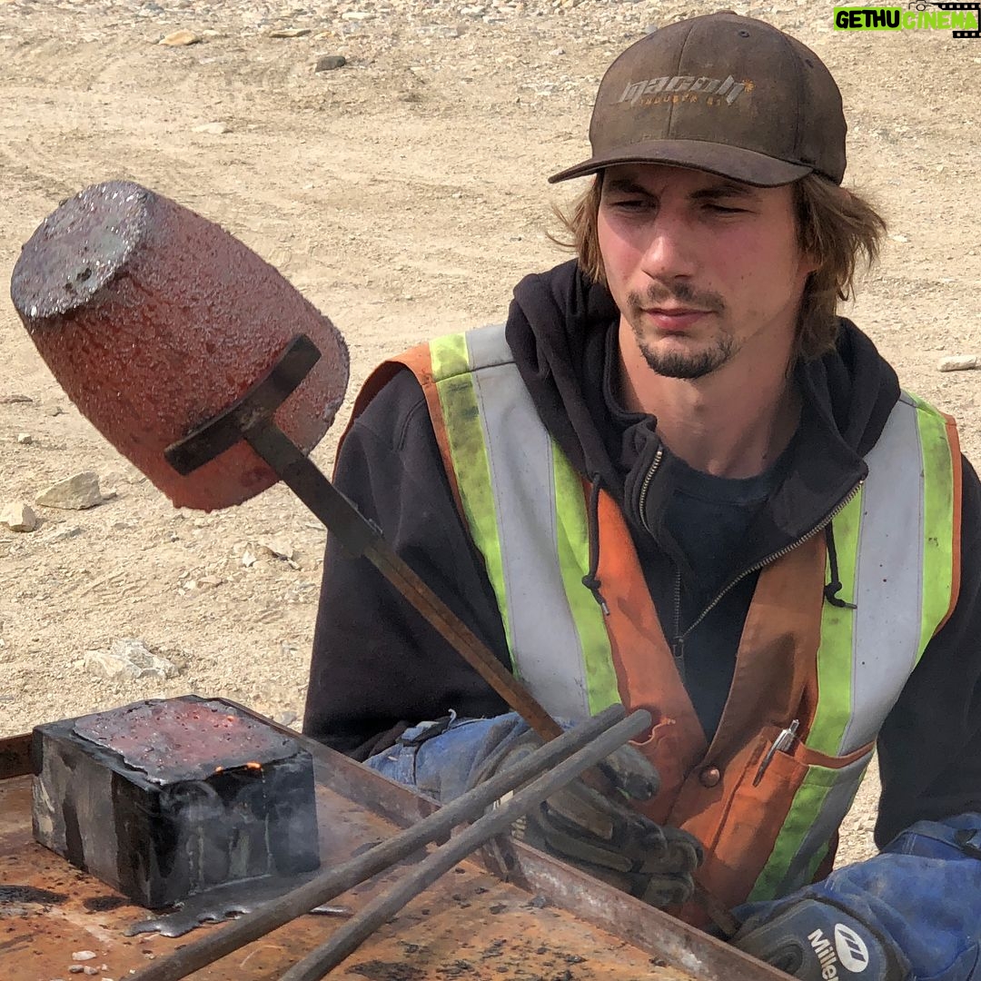 Parker Schnabel - 19.9K Likes - Fun afternoon pouring bars with @goldrushdoumitt