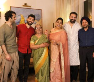 Parmeet Sethi Instagram - *अब चूने में नील मिलाकर पुताई का जमाना नहीं रहा। चवन्नी, अठन्नी का जमाना भी नहीं रहा। फिर भी गुलजार साहब की लिखी यह कविता बेमिसाल है* .....

हफ्तों पहले से साफ़-सफाई में जुट जाते हैं
चूने के कनिस्तर में थोड़ी नील मिलाते हैं
अलमारी खिसका खोयी चीज़ वापस पाते हैं
दोछत्ती का कबाड़ बेच कुछ पैसे कमाते हैं 
 *चलो इस दफ़े दिवाली घर पे मनाते हैं ....* 

दौड़-भाग के घर का हर सामान लाते हैं 
चवन्नी -अठन्नी पटाखों के लिए बचाते हैं
सजी बाज़ार की रौनक देखने जाते हैं
सिर्फ दाम पूछने के लिए चीजों को उठाते हैं
 *चलो इस दफ़े दिवाली घर पे मनाते हैं ....* 

बिजली की झालर छत से लटकाते हैं
कुछ में मास्टर बल्ब भी लगाते हैं
टेस्टर लिए पूरे इलेक्ट्रीशियन बन जाते हैं
दो-चार बिजली के झटके भी खाते हैं
 *चलो इस दफ़े दिवाली घर पे मनाते हैं ....* 

दूर थोक की दुकान से पटाखे लाते है
मुर्गा ब्रांड हर पैकेट में खोजते जाते है
दो दिन तक उन्हें छत की धूप में सुखाते हैं
बार-बार बस गिनते जाते है
 *चलो इस दफ़े दिवाली घर पे मनाते हैं ....* 

धनतेरस के दिन कटोरदान लाते है
छत के जंगले से कंडील लटकाते हैं
मिठाई के ऊपर लगे काजू-बादाम खाते हैं
प्रसाद की थाली पड़ोस में देने जाते हैं
 *चलो इस दफ़े दिवाली घर पे मनाते हैं ....* 

अन्नकूट के लिए सब्जियों का ढेर लगाते है 
भैया-दूज के दिन दीदी से आशीर्वाद पाते हैं 
 *चलो इस दफ़े दिवाली घर पे मनाते हैं ....* 

दिवाली बीत जाने पे दुखी हो जाते हैं 
कुछ न फूटे पटाखों का बारूद जलाते हैं 
घर की छत पे दगे हुए राकेट पाते हैं 
बुझे दीयों को मुंडेर से हटाते हैं 
 *चलो इस दफ़े दिवाली घर पे मनाते हैं ....* 

बूढ़े माँ-बाप का एकाकीपन मिटाते हैं 
वहीँ पुरानी रौनक फिर से लाते हैं 
सामान से नहीं, समय देकर सम्मान जताते हैं
उनके पुराने सुने किस्से फिर से सुनते जाते हैं 

 *चलो इस दफ़े दिवाली घर पे मनाते हैं ....*