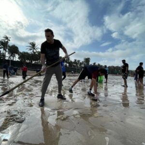 Parmeet Sethi Instagram - New work out today- The Madh Beach Clean Up!