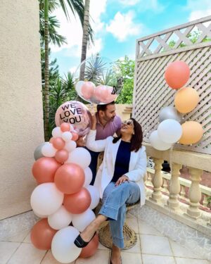Parmeet Sethi Instagram - IN GUBAARON SI HALKI PHULKI AUR RANGEEN RAHE TUMHAARI ZINDAGI!💝 HAPPY BIRTHDAY MY LOVE 😘😘😘