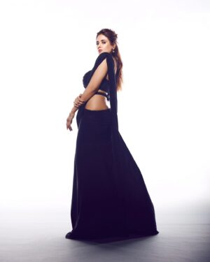 Parul Yadav Instagram - Had an incredible time at the Streaming Academy Awards!! Nothing like a dash of glamour and celebrating great work of friends to make one feel special!! 

@Brindaprasad & @Vishnuinduri put up a great show, as always!! Congratulations to all the winners..

📸: @gohil_jeet
💇‍♀️: @radhika.y51
💄: @makeupby_zainab_
👗: @deme_love_

#NEXAStreamingAwards #OTT #NEXAStreamingAcademyAwards #StreamingStars #NEXA #NEXAExperience #CreateInspire #NEXASIIMA #SIIMA #SIIMA2024 #StreamingAwards #SAA @streamingacademyawards @siimawards