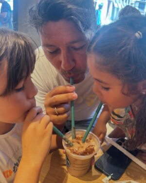Pastora Soler Instagram - MÁLAGA ES FELICIDAD!!!!! 
🥰🌊☀️⛱️🕶️

Unos días maravillosos con nuestra familia malagueña,con los abuelos, con los amigos, en ese lugar único donde nos sentimos como en casa @achotelmalagapalacio y en esa ciudad que cada vez brilla más!!!!♥️♥️♥️♥️

#Málaga #preferia #familia #felicesloscuatro #agosto #veranodevavaciones 
☀️☀️☀️☀️☀️☀️☀️☀️