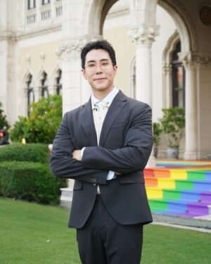 Pataradanai Setsuwan Instagram - เขื่อนขอแสดงความยินดีกับกฏหมายสมรสเท่าเทียมในประเทศไทยวันนี้ สิ่งที่ทุกคนในคอมมิวนิตี้ LGBTQIA  ไทยได้ต่อสู้มาโดยตลอดนั้น ประสบความสำเร็จ ก้าวไปอีกขั้นหนึ่งแล้วครับ

เขื่อนรู้สึกภูมิใจกับคอมมิวนิตี้นี้มาก เพราะสิ่งที่พวกเราต่อสู้อย่างจริงจังมาตลอดได้สำเร็จตามความตั้งใจ โดยเฉพาะอย่างยิ่ง เขื่อนดีใจที่ได้เห็นว่า ความรักของ LGBTQIA  ได้รับการยอมรับภายใต้กฎหมายไทย และนี่คือช่วงเวลาแห่งประวัติศาสตร์ ที่เป็นสัญลักษณ์ของความก้าวหน้า ยุคสมัยใหม่แห่งการยอมรับไม่ใช่เฉพาะคอมมิวนิตี้ LGBTQIA  แต่สำหรับทุกคนในประเทศไทยครับ #สมรสเท่าเทียม 

อย่างไรก็ตาม เขื่อนเชื่อว่าวันนี้เป็นเพียงจุดเริ่มต้นของพวกเราในการสร้างความเท่าเทียมเท่านั้น เขื่อนหวังว่าจะได้เห็นและได้ร่วมสร้างสิ่งใหม่ๆ ที่จะเกิดขึ้นกับคนรุ่นต่อไปพร้อมๆ กับทุกคนครับ

I am so excited at the announcement today of the passing of the Marriage Equality Bill in Thailand. All the hard work of the Thai LGBTQ  community has paid off, and I am so proud of our community and what we have accomplished. It is so beautiful to see that the equality of our love is accepted under the law. This historic moment signifies a new era of inclusivity and acceptance for everyone in Thailand. This is just the beginning of the building of the strength and resilience of our comminity. Together with you all, I look forward to seeing and building the positive impact this will have on future generations. #lovewins