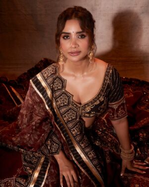 Patralekha Instagram - US ❤️ for #AnantRadhikaWedding 

Patralekhaa in @toraniofficial 
Jewellery: @anmoljewellers 
Styled by @sanamratansi 
Team: @jannat__r 
Hair: @arbazshaikh6210 
Make up: @elishab_mua 
📸 - @kaasastudio 

Rajkummar Rao in @kunalrawalofficial 
Footwear: @whitemuds_official 
Stylist: @sanamratansi 
Team: @sanjamkaur92 
📸 @kaasastudio