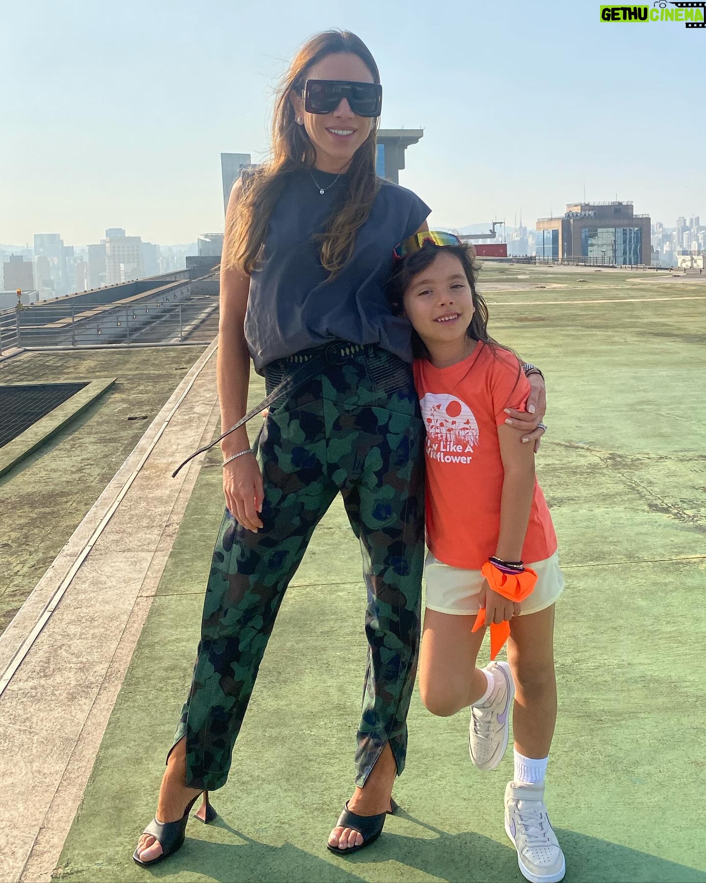 Patrícia Abravanel - 113.3K Likes - Rooftop pics📸 #everylittlethingisgonnabealright