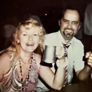 Patricia Paquin Instagram - En un peu moins de 9 mois, ma maman est allée rejoindre mon papa… ils ont été mariés plus de 63 ans. Leurs 9 petits-enfants, mes 2 grandes sœurs Caroline et Dominique, mon frère Patrice et moi-même  sommes tristes et soulagés de les voir à nouveau réunis ❤️
De ma mère, j’ai hérité de son sens de la fête et de son côté rassembleur. De mon père, son humour et de sa philosophie « y’a pas de problème ».
Merci Maminou & Papitou, vous allez tous nous manquer ❤️❤️❤️