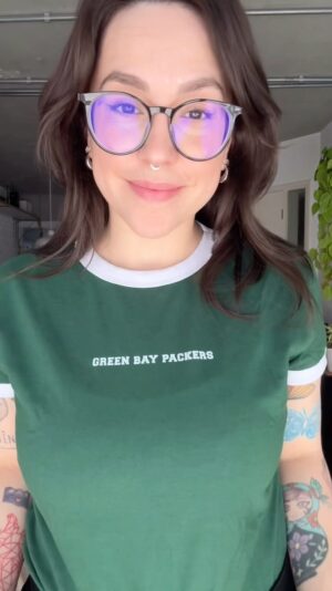 Patrícia dos Reis Instagram - Migas atenção 🚨

A @loja.sportamerica me convidou pra criar uma coleção de NFL em collab com eles e o resultado foi esse ❤️

Essa coleção foi pensada pra você que quer sair de “roupa de time” sem ser básica e tem camiseta, cropped, vestido, moletom, baby look e shorts 😮‍💨

E aí curtiram?? 👀