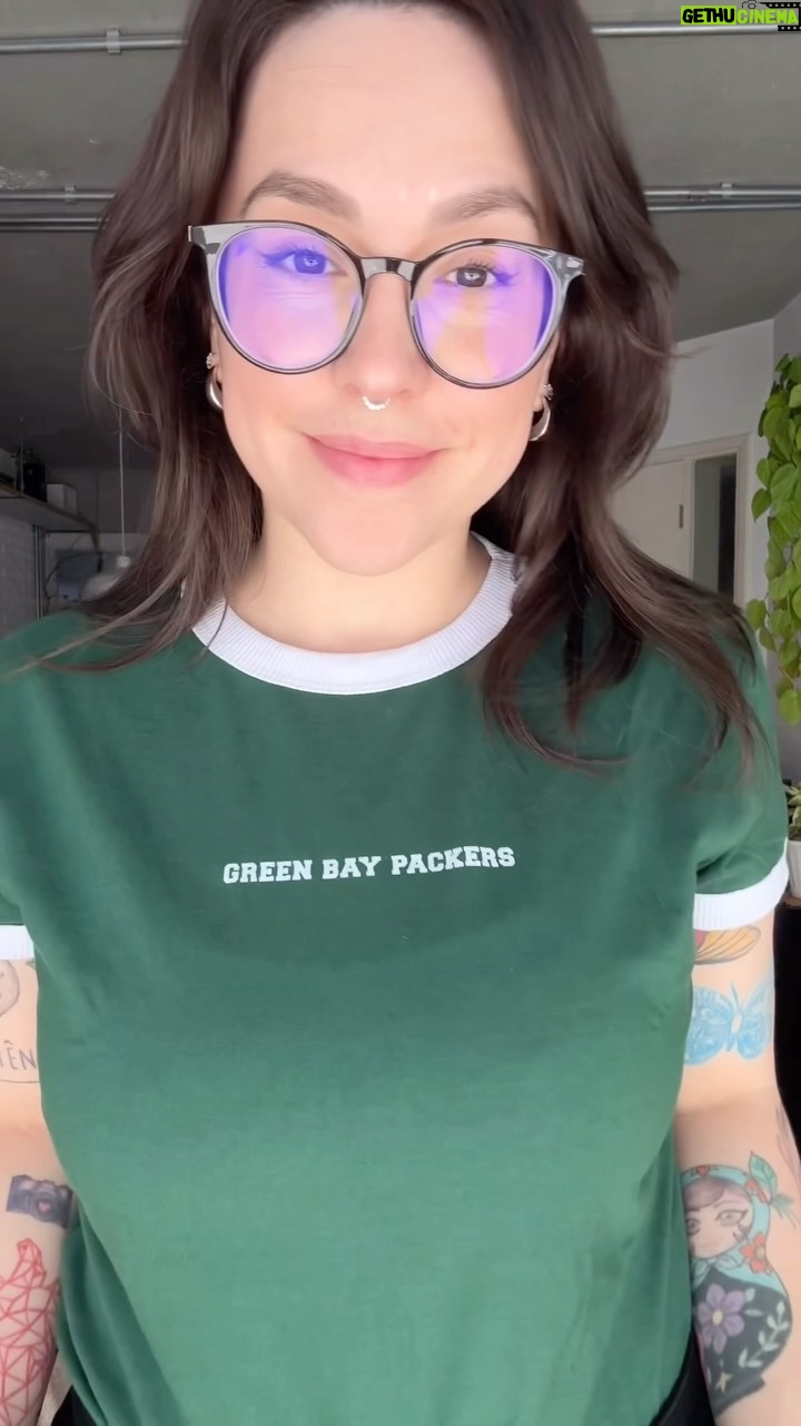 Patrícia dos Reis - 4.7K Likes - Migas atenção 🚨
A @loja.sportamerica me convidou pra criar uma coleção de NFL em collab com eles e o resultado foi esse ❤️
Essa coleção foi pensada pra você que quer sair de “roupa de time” sem ser básica e tem camiseta, cropped, vestido, moletom, baby look e shorts 😮💨
E aí curtiram?? 👀