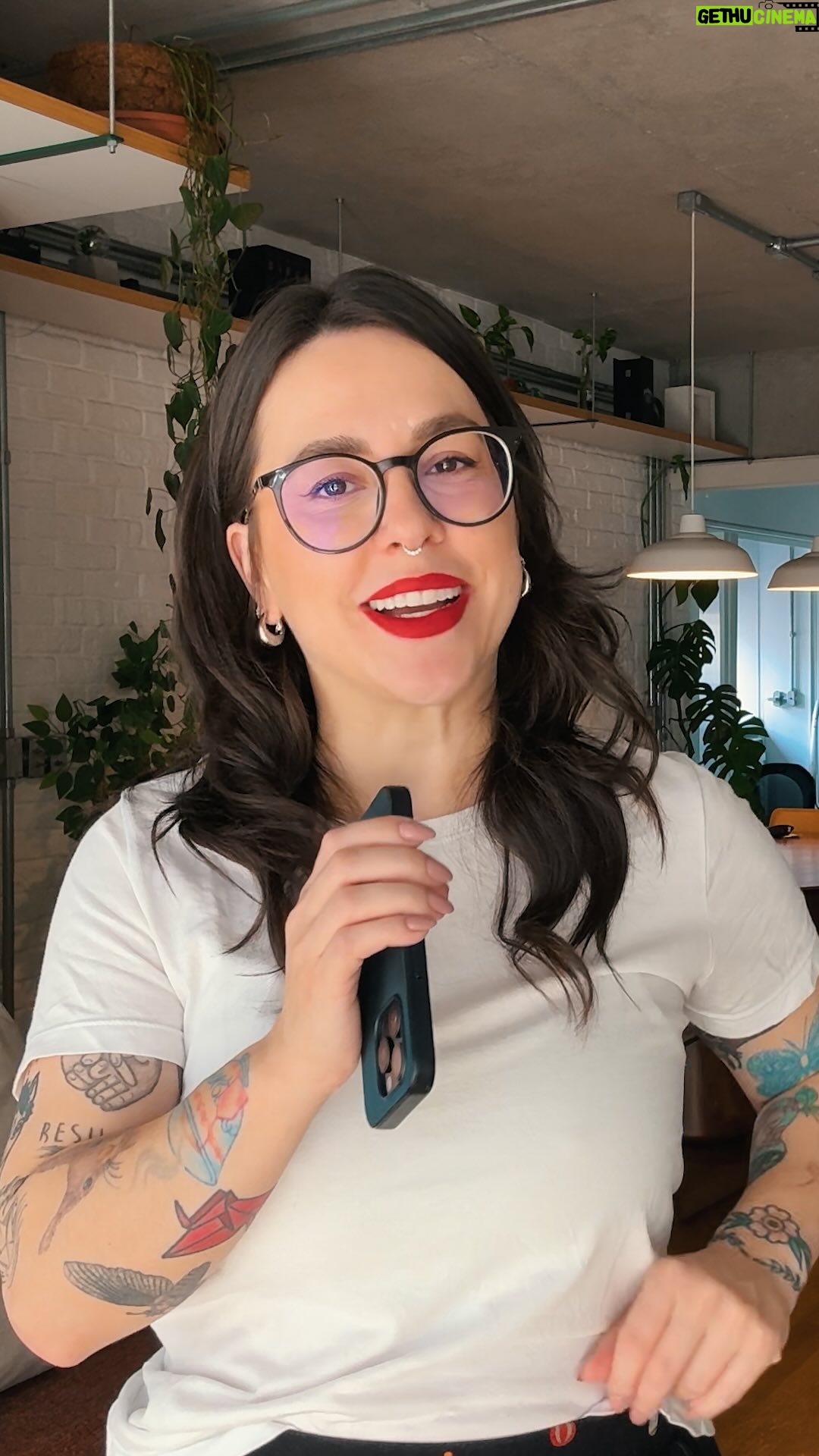 Patrícia dos Reis - 16.5K Likes - O país do futebol vai receber o primeiro jogo da história da NFL, patrocinado pela @budweiser_br , a cerveja oficial dos fãs de NFL. E prepara porque Bud e Omelete juntos não conseguem segurar um bom spoiler e já avisam que: se você ama futebol, vai amar o football. Os dois esportes têm mais em comum do que você imagina. Bora fazer um comparativo entre o futebol da bola redonda e o futebol da bola oval?
#BudComNFL #GoPackGo #FlyEaglesFly
#NFLBrasil #NFLSãoPauloGame2024#BebaComModeração #publi