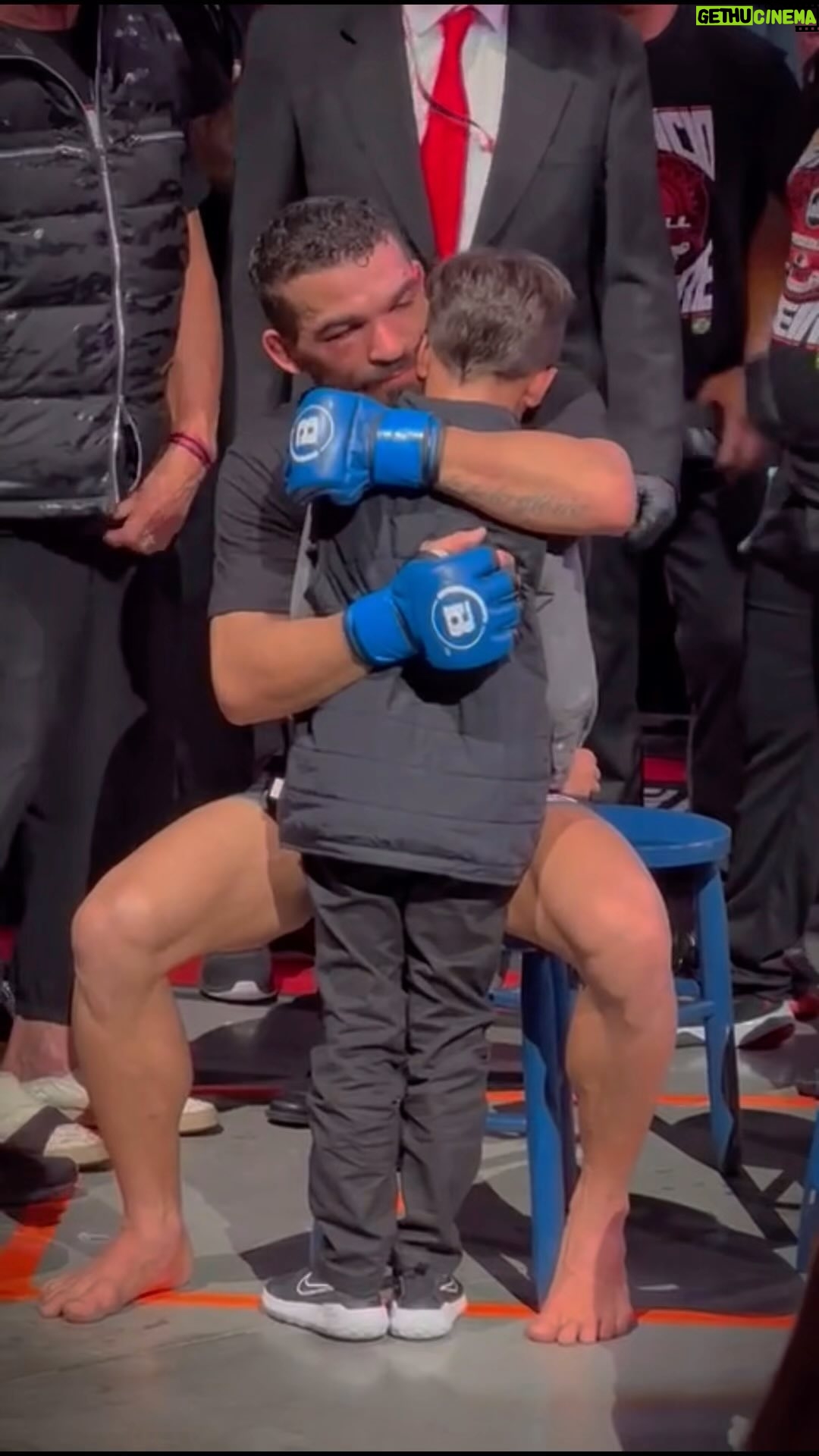Patricio Freire - 11K Likes - Fui derrotado diante do meu filho, ele viu seu herói perder! Na vida, a derrota faz parte da nossa jornada como seres humanos, e no meu caso, esse momento me fez querer dar a volta por cima. Obrigado, meu filho, por me dar a oportunidade de te mostrar o lado difĆcil da vida, mas, principalmente, como superar as adversidades! E essa Ć© uma das liƧƵes que eu te dou como pai.
I was defeated in front of my son, he saw his hero lose! In life, defeat is part of our journey as human beings, and in my case, this moment made me want to turn things around. Thank you, my son, for giving me the opportunity to show you the hard side of life but, mainly, how to overcome adversity! And this is one of the lessons I give you as a father. #happyfathersday #felizdiadospais