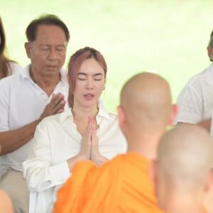 Pattarasaya Kreursuwansiri Instagram - เมื่อสุดสัปดาห์ที่ผ่านมาพีคได้มีโอกาสไปร่วมปล่อยโคท้องและปล่อยปลามาค่า พีคขอเอาบุญมาฝากซิสทุกคนด้วยนะค้า🙏🏻🙏🏻🙏🏻 @iretreatwellnessmeditation @imonastery_inter