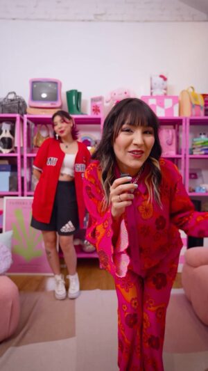 Paty Leda Instagram - cada uma com seu jeitinho de se vestir 🥰👹🫶🏻

 #viralreels #sisterhood #grwm