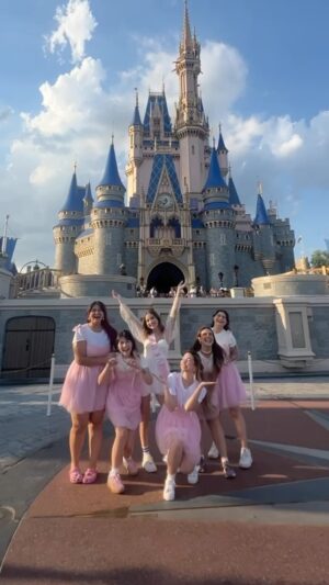 Paty Leda Instagram - bride squad no magic kingdom 👰🏼‍♀️🏰✨