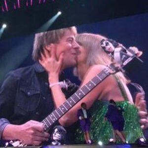 Paul Sidoti Instagram - Happy Birthday Tay! I can’t believe I’ve known you half your life now.. I knew all those years ago how incredibly special and talented you are.. So proud of all you’ve accomplished.. Very proud to always be by your side on that magical stage.. Enjoy your special day @taylorswift !! 🎂🎉🎁❤️
