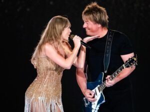 Paul Sidoti Instagram - Pretty much sums up the kind of fun we’re having on @taylorswift #theerastour 🎸👍🏻😎🎉 📸 : Nicole Cardiello