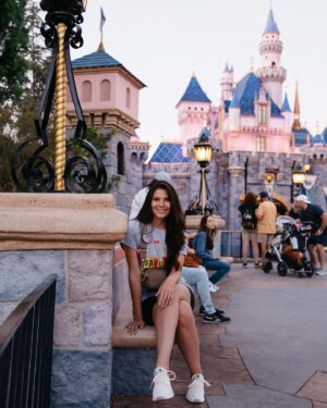 Paul Tellefsen Instagram - I’ve dreamed of going to @Disneyland with @nicatellefsen since we met. I’m so thankful that @AnaheimMarriott had a little bit of magic to make our dreams come true!
#AnaheimMarriott #TravelMakesUs