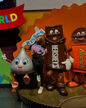 Paula Abdul Instagram - Life on the road 🫶🏼 #MagicSummerTour 
1. 10 shows to go!
2. Every show has been either triple digit degree weather or pouring rain - no in between ☀️☔️ 
3. Hershey, I think I bought enough candy for my whole tour crew to last us an entire year 😂🍫
4. Trying not to take every puppy at every venue home with us 🐶
5. @huntandfish treated us while in NYC 🔪
6. Another new backup dancer that’s getting ready to join us onstage 😉 Love you @joeymcintyre 💋
7. The sweetest treat in Jersey 🍪
8. What you don’t see in my M&G photos…
9. I just love these people 🥰
10. 🍦🍦🍦