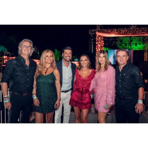 Paula Echevarría Instagram - 7.8.2024
Ayer fui INMENSAMENTE FELIZ!
Gracias a la vida por darme salud para cumplir mis 47 y hacerlo rodeada de mi familia y de mis amigos que disfrutan conmigo cada paso que doy! 
Sois mi mayor fortuna! Os quiero con locura!
(He echado mucho de menos a mucha gente por no poder estar aquí en Marbella pero me habéis dejado claro que la distancia no significa no estar presentes ♥️)

Gracias a toda la gente que me hizo llegar su felicitación y sus mejores deseos! Ojalá os vuelva x 2! 🫶🏼

Gracias a @sandrastarlite y a @ignaciomaluquer, por ser mis amigos y por prestarme su casa @starlitefestival, (que ya es un poco mía también 🤪) para poder ser todo lo feliz que soy siempre ahí, siempre digo que es uno de mis lugares favoritos del mundo y no me quedo corta, uno siempre desea volver donde es feliz 🌈
Viva STARLITE! ⭐️

Mi look:
Vestido @zeyneptosunofficial 
Sandalias @martinellishoes x @redondobrand 
Pendientes @fetichesuances
Maquillaje y peluquería @mikvarez para @yslbeauty #yslbeauty #makeupLook 

Fotos by @victorfilm19 📸

#Welcome47
#HappyBirthdayToMe
#StarliteFestival
#Marbella
#VivaLaVida 

Ah, y si, canté con @juanmagan 🤭