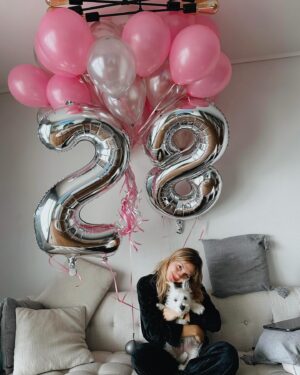 Paulina Vetrano Instagram - ✨Cumpleaños a distancia pero sintiendolos más cerca que nunca 🫰🏼 Gracias a cada uno por sus mensajes y por todo el amor que recibí ayer que fue mucho y me hicieron muy feliz 🤧 Que se vengan esos 28 nomaaaa (Aunque decir 28 me parezca fuertiisimoooo) 🎂❤️