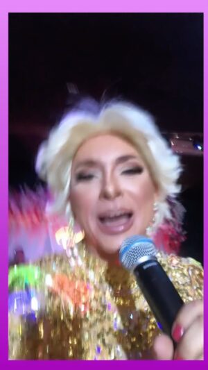 Pavel Arámbula Instagram - Wow!!! Gracias a nuestro público tan bello, con buena energía, gran cariño y respeto GRACIAS de todo corazón!!! @lacazadelasflorescln 🤩💐🎶🎵🎤🌺❤️