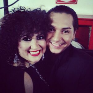 Pavel Arámbula Instagram - Recuerdo ese momento finalizando la grabación de #parodiando2 #pavelarambula #amandamiguel #imitador #transformista #reality #mexico 🤩🎶🎵🎼🎤🎉👏