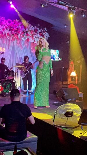 Pavel Arámbula Instagram - Disfruto cada CONCIERTO SHOW!!! Un tema muy solicitado MI TRISTE AMIGA. Toco tributo a nuestra Marisela. No cabe duda que disfrutamos de la noche con tantos temas musicales que hasta la fecha nos trae recuerdos!!! 🤩🎵🎶🎉🎼 #pavelarambula #tributo #marisela #ladamadehierro #culiacan #lacazacantabar