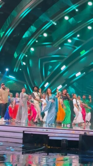 Payal Dev Instagram - Thank you for loving #tauba 💗💗

@badboyshah Bhai thank you so much for making it so special 🤗

This moment was truly special too ❤️❤️❤️
.
.
.
@remodsouza @urmilamatondkarofficial @bhagyashree.online