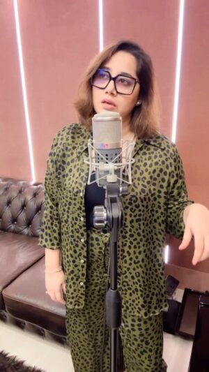 Payal Dev Instagram - Woh lamhe Woh baatein koi na jaane 🌧️

One of my favourite song ❤️ 

#payaldev
