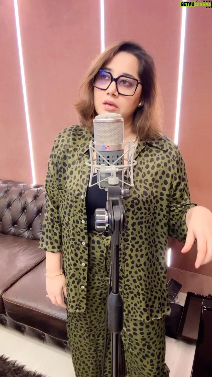 Payal Dev - 24.3K Likes - Woh lamhe Woh baatein koi na jaane 🌧️
One of my favourite song ❤️
#payaldev