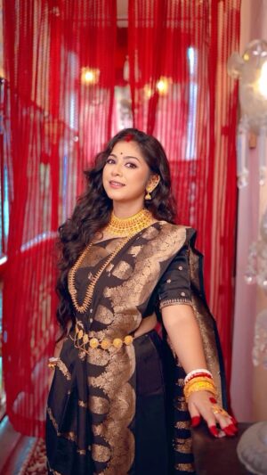 Payel De Instagram - For @aajkaal.in 
Ft @de.payel 
Styled by @rudra_saha_official 
Jewellery @mayukh_jewellery 
Saree @kalangkrita 
Makeup @lookz_chakraborty 
Hair @rohini_aich_rohh 
Styling assistant @subir.love 
Photo @sudipphotography_official 
Video @abishes_banerjee_official & @sohamdey_official_photography 
Studio @studio_batayan  @chowdhuryanirbandutta 
Concept @sahasyamasri 
 @ghosh.angana.ag 
#payelde #kolkata #rudrasaha #pujorsaaj #durgapujo #tollywood #styling #sareefashion #durgapujoreel