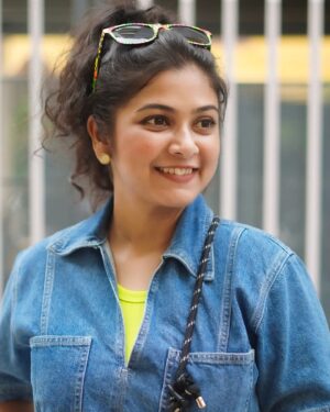 Payel De Instagram - আবহাওয়া, হাসি মুখ আর অপেক্ষা 💙💚

📸 : @argha_giri 
👚 : @moodswings_styles 
🔗 : @rudrakshprnads 

#photooftheday #photoshoot #portraits #portraitphotography #kolkata #kolkatadiaries #instadaily #instafashion #foryou #explorepage #explore_calcutta #exploremore #follow #followformore