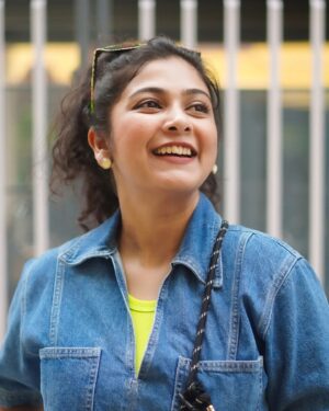 Payel De Instagram - আবহাওয়া, হাসি মুখ আর অপেক্ষা 💙💚

📸 : @argha_giri 
👚 : @moodswings_styles 
🔗 : @rudrakshprnads 

#photooftheday #photoshoot #portraits #portraitphotography #kolkata #kolkatadiaries #instadaily #instafashion #foryou #explorepage #explore_calcutta #exploremore #follow #followformore