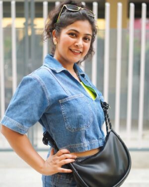 Payel De Instagram - আবহাওয়া, হাসি মুখ আর অপেক্ষা 💙💚

📸 : @argha_giri 
👚 : @moodswings_styles 
🔗 : @rudrakshprnads 

#photooftheday #photoshoot #portraits #portraitphotography #kolkata #kolkatadiaries #instadaily #instafashion #foryou #explorepage #explore_calcutta #exploremore #follow #followformore