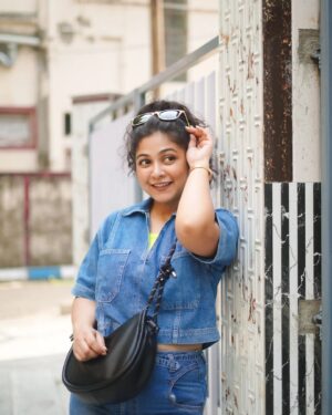 Payel De Instagram - আবহাওয়া, হাসি মুখ আর অপেক্ষা 💙💚

📸 : @argha_giri 
👚 : @moodswings_styles 
🔗 : @rudrakshprnads 

#photooftheday #photoshoot #portraits #portraitphotography #kolkata #kolkatadiaries #instadaily #instafashion #foryou #explorepage #explore_calcutta #exploremore #follow #followformore