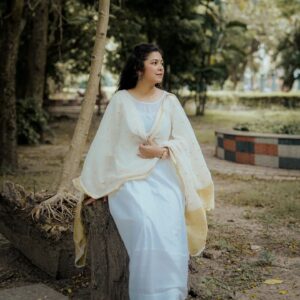 Payel De Instagram - প্রকৃতির মাঝে....🤍🤍🤍

📸 : @argha_giri 
🔗 : @rudrakshprnads 

#photooftheday #photoshoot #portraits #naturephotography #naturelovers #explorepage #explore_calcutta #exploremore #foryou #foryoupage #traditional #ethnicwear #instafashion #instadaily #kolkata #kolkataphotography #follow