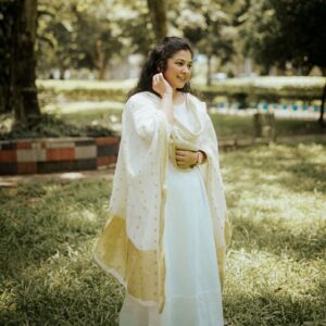 Payel De Instagram - প্রকৃতির মাঝে....🤍🤍🤍

📸 : @argha_giri 
🔗 : @rudrakshprnads 

#photooftheday #photoshoot #portraits #naturephotography #naturelovers #explorepage #explore_calcutta #exploremore #foryou #foryoupage #traditional #ethnicwear #instafashion #instadaily #kolkata #kolkataphotography #follow