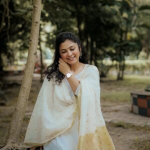 Payel De Instagram - প্রকৃতির মাঝে....🤍🤍🤍

📸 : @argha_giri 
🔗 : @rudrakshprnads 

#photooftheday #photoshoot #portraits #naturephotography #naturelovers #explorepage #explore_calcutta #exploremore #foryou #foryoupage #traditional #ethnicwear #instafashion #instadaily #kolkata #kolkataphotography #follow