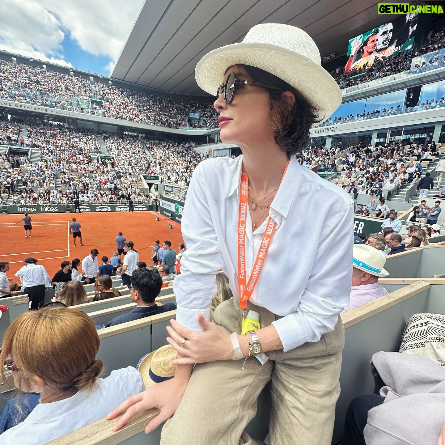 Paz Vega - 8.1K Likes - ¡Qué increíble poder celebrar la victoria de Carlitos en Roland-Garros de la mano de @isdin! 🏆🎾 Es un honor ser testigo de su talento y dedicación en la cancha. ¡Felicidades por este logro tan merecido! 💪🎉 #Campeón #RolandGarros #ApoyoTotal #Tenis #ad #ISDIN #CarlosAlcaraz