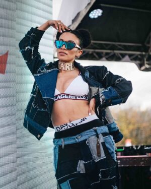 Pearl Thusi Instagram - Blessed. Shout out to @amstelsa !!!!
I love this fit so much 😭😭😭😭

I’m also a scorpion king, I just made a movie about it. Surely that counts!?!

📸 : @eastrambo.jpeg 
👘 : @sumo_clothing_creator 
👡 : @europaart @preview_designer_collection 
😎 : @ashluxe 

Just bumped into these in my drafts! DAMN 😂💔