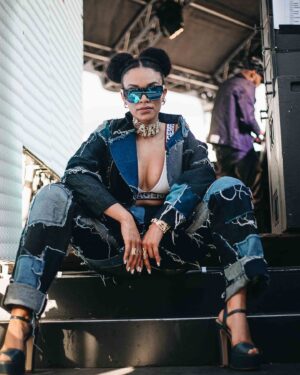 Pearl Thusi Instagram - Blessed. Shout out to @amstelsa !!!!
I love this fit so much 😭😭😭😭

I’m also a scorpion king, I just made a movie about it. Surely that counts!?!

📸 : @eastrambo.jpeg 
👘 : @sumo_clothing_creator 
👡 : @europaart @preview_designer_collection 
😎 : @ashluxe 

Just bumped into these in my drafts! DAMN 😂💔