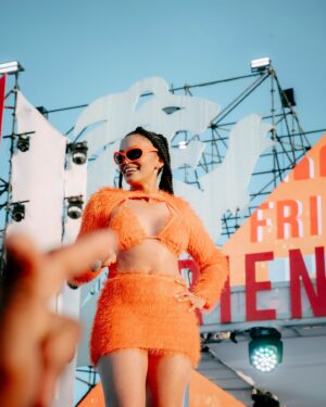 Pearl Thusi Instagram - Golden hour energy! 🌅 🧡 🌇 
@amstelsa was perfect as usual!
Thank you to all our friends for pulling up! Till next time!

📸 : @masterpicv @39picturess 
👡 : @europaart @preview_designer_collection 
Fit : @veras_closet_sa
Hair : @jullz_hairstylist