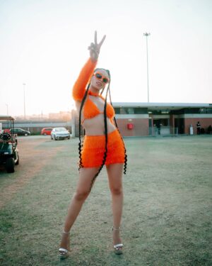 Pearl Thusi Instagram - Golden hour energy! 🌅 🧡 🌇 
@amstelsa was perfect as usual!
Thank you to all our friends for pulling up! Till next time!

📸 : @masterpicv @39picturess 
👡 : @europaart @preview_designer_collection 
Fit : @veras_closet_sa
Hair : @jullz_hairstylist
