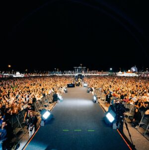 Pedro Abrunhosa Instagram - Comovente. Tanta gente. Tanta vontade comum. Tanta Luz colectiva. @expofacic sempre ! 🔥Obrigado a tod@s!!😎 @leonormquinteiro_oficial Fotos @catarinarocha_photography