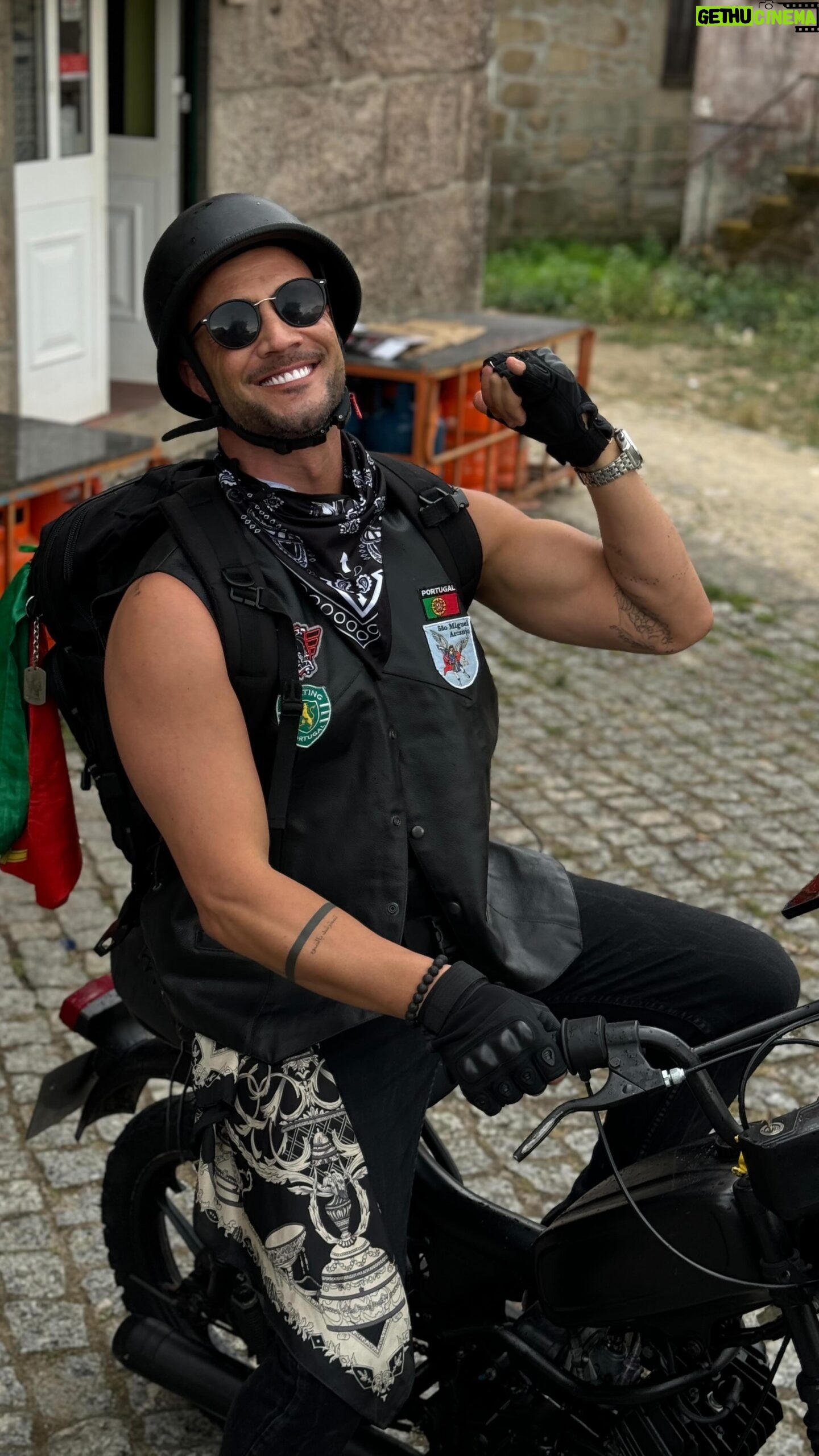 Pedro Barroso - 31.3K Likes - Barroso na Patroa.
Freixo - Viseu. A aventura pela mítica Estrada Nacional 2 começou de forma abençoada. No primeiro dia, partimos do cantinho Freixo e percorremos os primeiros 30 km até Viseu, um trecho inicial cheio de simbolismo e entusiasmo. Era essencial testar a Patroa e sentir a energia positiva que nos acompanharia ao longo de toda a viagem.
A chegada a Viseu foi triunfante! Fomos recebidos de braços abertos no emblemático @viseuexecutivehotel um lugar que combina conforto e história, oferecendo-nos um merecido descanso e um cenário inspirador para a continuação da nossa jornada. Foi o local perfeito para recarregar energias e refletir sobre os próximos desafios e paisagens que nos aguardam.
Quero expressar a minha profunda gratidão ao Tio Zé, ao Pedrito @pedro.lopes.3760430 , ao @flavio_brito_perola e a todos aqueles que estão conosco, a apoiar e a acreditar nesta aventura épica até Albufeira.
Cada quilómetro percorrido é uma vitória partilhada, e a vossa companhia torna esta viagem ainda mais especial. Apenas a começar. Muitos mais destinos fascinantes e experiências inesquecíveis nesta Rota Mítica da Estrada Nacional 2! Vamos juntos transformar cada dia desta viagem numa memória inesquecível com a @forbespt.