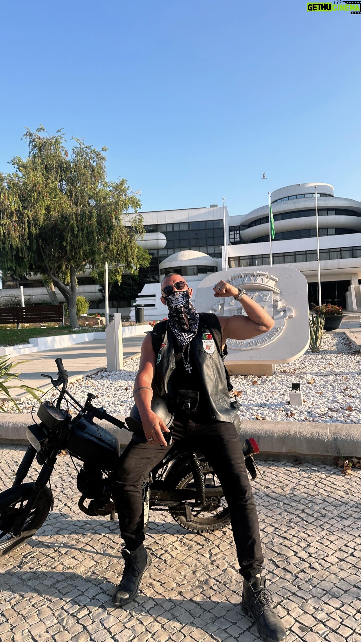 Pedro Barroso - 37.6K Likes - Barroso Na Patroa N2
Dia 3 de Agosto a saída foi do cantinho mágico @malhadinhanova até ao ponto definido desde início para findar esta ÉPICA JORNADA, Albufeira o meu lugar bom de infância e assim poder estar presente na Festa de Aniversário do Pai Barroso!!!
Jornada bem sucedida…
Assim foram os últimos momentos…
Um imenso obrigado a todos aqueles que cruzei e que me presentearam com a benção da vossa participação e energia ao longo do caminho !!!
Fiquei realmente fã desta nosssa @rotaen2 entre cidades, vilas e aldeias tão nossas tão PORTUGUESAS ! Tão cheias de Histórias , Gentes com ALMA e a Arte de bem receber quem se aventura pela mesma!!! PORTUGAL!!! Somos nós e somos um País tão rico em Cultura, Gentes, Saberes e Sabores!!!
Contesso que fiquei com vontade de voltar a fazer este trajecto em breve mas desta vez de Chaves a Faro!!! E conduzir outra Patroa talvez uma 125 para começar !!!
Obrigado @forbespt