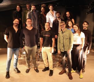 Pedro Carvalho Instagram - ▪️Equipe "Pandemônio" 🎭

O espetáculo é feito por várias mãos, sem as quais não seria um sucesso. 

✨OBRIGADO! ✨

_ 

Esperamos por vocês no palco do Teatro Poeirinha!

▪️SERVIÇO 

“Pandemônio”

Local: Teatro Poeirinha

Endereço:R. São João Batista, 104 - Botafogo

Data: Estreia dia 01 de agosto. Temporada até 01 de setembro

Horário:Quinta, Sexta e Sábado às 20h00, Domingo às 19h00

Clique no link da bio e garanta seu ingresso.🎟️

_

FICHA TÉCNICA 🎭

Dramaturgia: @ale_marson
Direção artística: @breno_.sanches
Elenco: @pedrocarvalho_oficial e @jessicamarquesatriz
Direção de movimento: @toni6388
Preparação vocal: @junioduarte_
Cenografia: @alicecruzsantos
Iluminação: @analuziamolinaridesimoni
Figurino: @bperlatto
Trilha sonora: @marcelloh
Direção de imagem: @carolina_godinho85
Visagista: @diegonardes
Dreadmaker: @lucastetteo
Cenotecnia: Fábrica de Cenários | Celso Luz dos Santos 
Construção de cenografia: Sebastião, Carlos Henrique e Felipe Medeiros
Bordadeira: Edilaine Lima 
Tingimento: Carla Ferraz 
Operação de luz: Bruno Aragão 
Costureira: Crys Machado 
Contrarregra: @adrianomodesti
Assessoria de imprensa: @andreacpessoa
Designer: @lud.valente
Fotografia de divulgação: @reduarte1
Fotografia do espetáculo: @aralumefotografia
Assistência de fotografia: Santiago Harte
Mídias sociais: @gamarc.co
Produção executiva: Kaziken Produções
Direção de produção: @diogocardosodemello

#espetaculopandemonio #pandemonionoteatro #kika #anton #religiao #emcartaz
